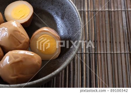 黑色餐具中的調味雞蛋 89100342