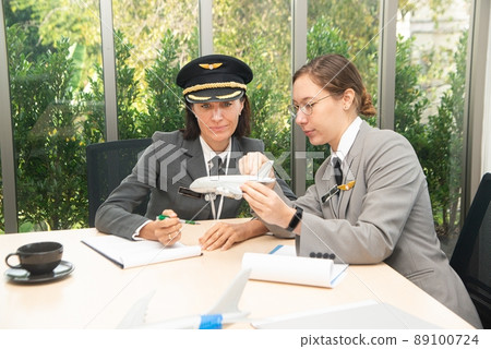 Aviation workers are discussing how to work at ground work. 89100724