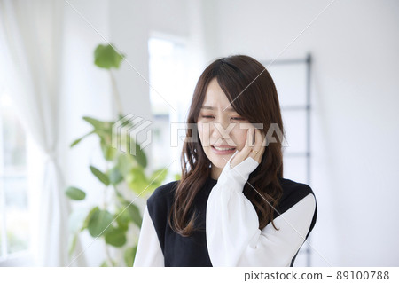 一個牙痛的女人，捂著臉頰 89100788
