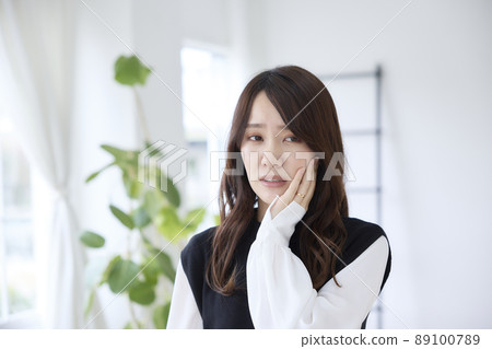 一個牙痛的女人,捂著臉頰 一個牙痛的女人,捂著臉頰 89100789