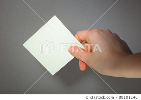 hand hold a sticky paper 89101146