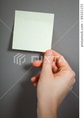 hand hold a sticky paper 89101155
