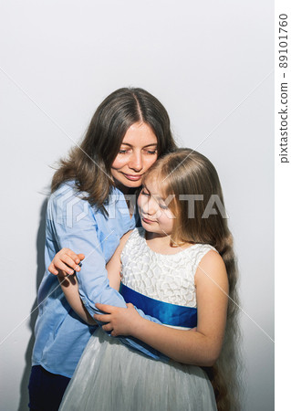 Mom hugs daughter Mom hugs daughter 89101760
