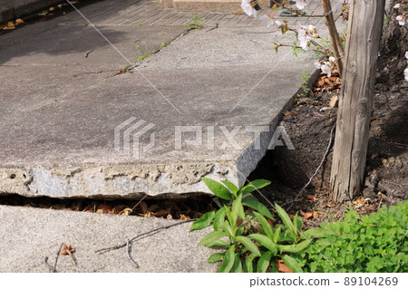 高架人行道盡頭的鵝卵石 89104269