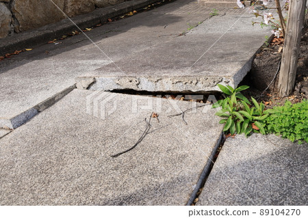 高架人行道盡頭的鵝卵石 89104270