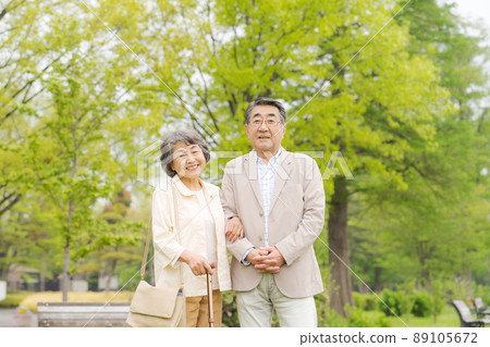 Senior couple outdoors 89105672