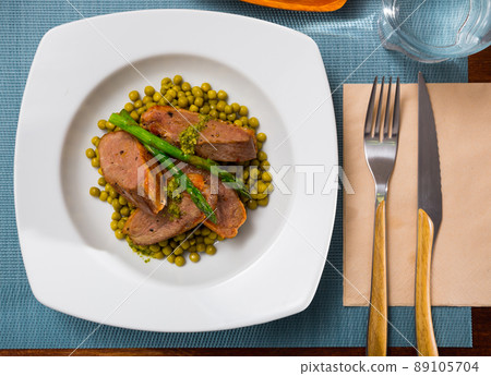 Grilled duck breast with vegetables 89105704