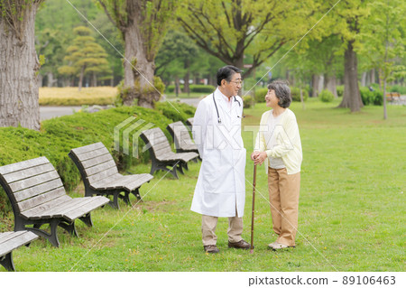 戶外醫生和資深婦女 戶外醫生和資深婦女 89106463