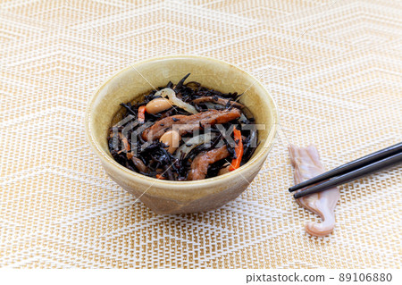 Boiled hijiki seaweed in a small bowl 89106880