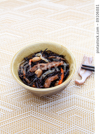 Boiled hijiki seaweed in a small bowl Boiled hijiki seaweed in a small bowl 89106881