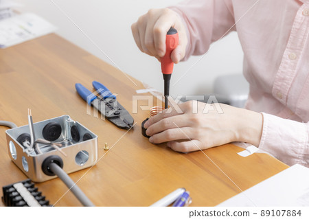 Practice of electrician's proficiency test 89107884