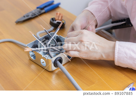 Practice of electrician's proficiency test 89107885