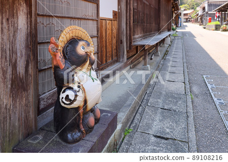<Shimane Prefecture> World heritage Iwami Ginzan raccoon dog figurine in front of the entrance 89108216