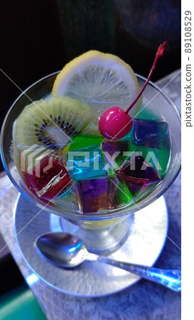 Delicious food and drinks that shine in the sun Delicious food and drinks that shine in the sun 89108529