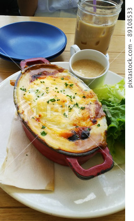 Delicious food and drinks that shine in the sun Delicious food and drinks that shine in the sun 89108533