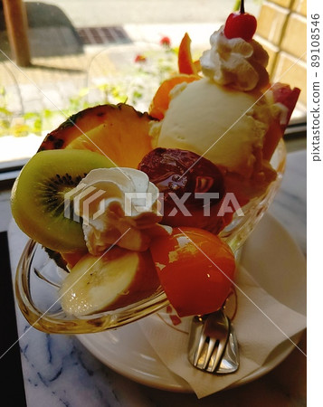 Delicious food and drinks that shine in the sun Delicious food and drinks that shine in the sun 89108546