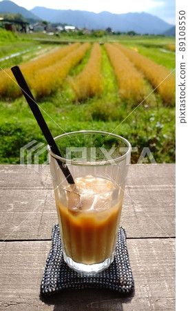 Delicious food and drinks that shine in the sun Delicious food and drinks that shine in the sun 89108550