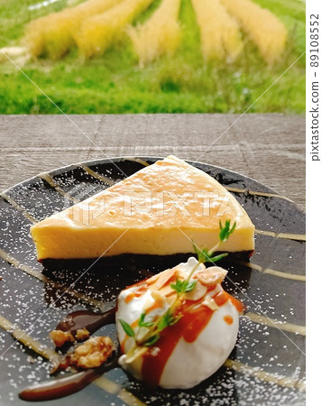 Delicious food and drinks that shine in the sun Delicious food and drinks that shine in the sun 89108552