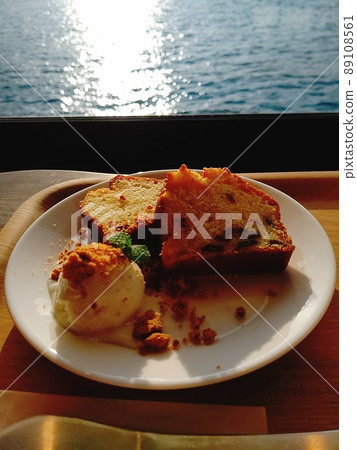 Delicious food and drinks that shine in the sun Delicious food and drinks that shine in the sun 89108561