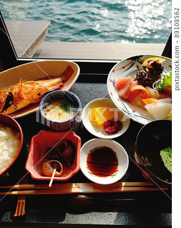 Delicious food and drinks that shine in the sun Delicious food and drinks that shine in the sun 89108562