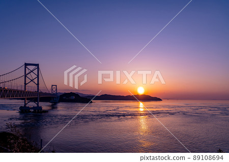 從兵庫縣南淡路市渦潮路站看小鳴門橋的日落 從兵庫縣南淡路市渦潮路站看小鳴門橋的日落 89108694