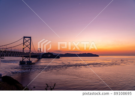 從兵庫縣南淡路市渦潮路站看小鳴門橋的夜景 89108695