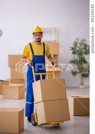 Young male contractor doing home relocation Young male contractor doing home relocation 89109148