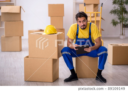 Young male contractor doing home relocation Young male contractor doing home relocation 89109149
