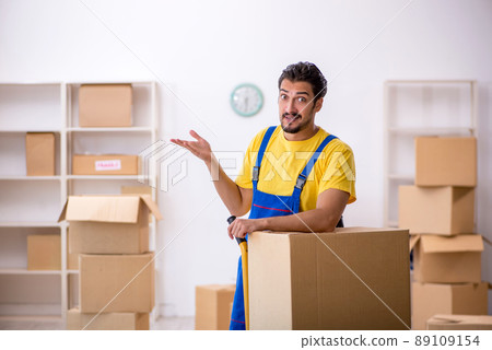 Young male contractor doing home relocation Young male contractor doing home relocation 89109154