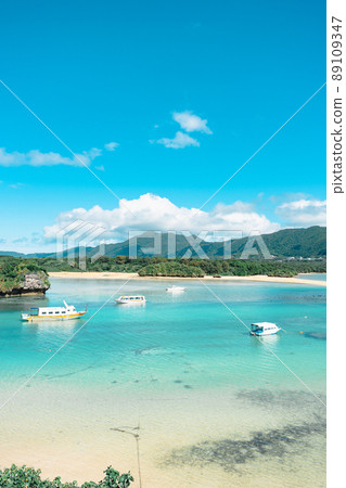 Kabira Bay, a famous place on Ishigaki Island 89109347