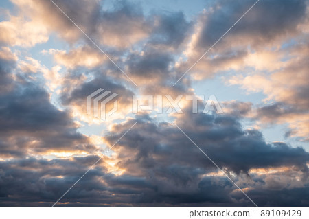 Dramatic sky with sunbeams through the clouds 89109429