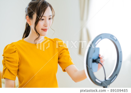 一個二十多歲的女人在家分發視頻 89109485