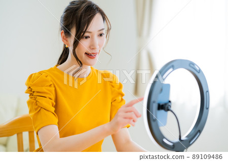 一個二十多歲的女人在家分發視頻 89109486