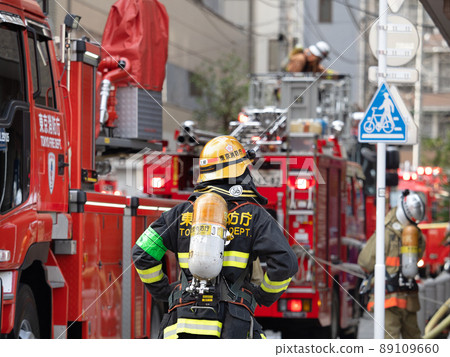 消防員在滅火過程中 89109660