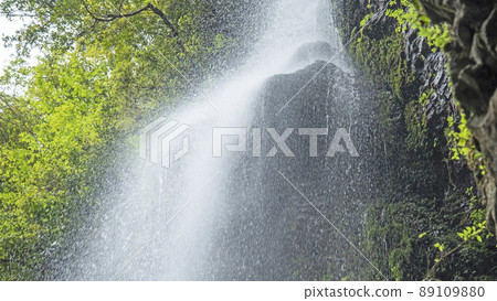 Waterfall, clear stream, fresh green, eco-image (Imadaki, Yurihama Town, Tottori Prefecture) 89109880