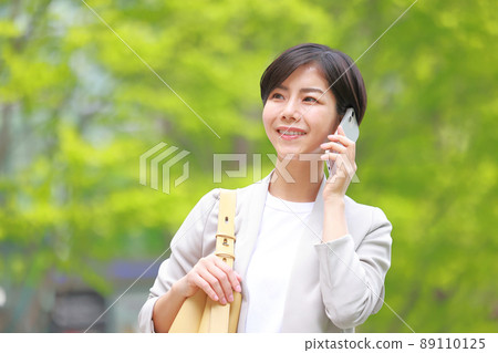 微笑著打電話的女商人 1 89110125