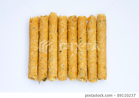 Crispy egg rolls with seaweed Crispy egg rolls with seaweed 89110237