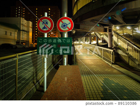 Signs prohibiting carts on pedestrian and bicycle sidewalks (Asunaro Bridge, Aomori Prefecture) Signs prohibiting carts on pedestrian and bicycle sidewalks (Asunaro Bridge, Aomori Prefecture) 89110386