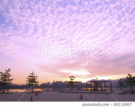 Kobashienhama (Omaehama Park) and Ashiya Seaside Town (evening view of scale clouds) / Mt. Rokko in the distant view Kobashienhama (Omaehama Park) and Ashiya Seaside Town (evening view of scale clouds) / Mt. Rokko in the distant view 89110907