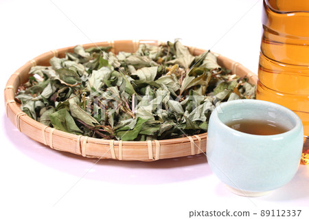 Houttuynia cordata tea and dried Houttuynia cordata leaves Houttuynia cordata tea and dried Houttuynia cordata leaves 89112337