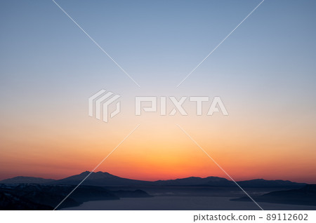 黎明時分的天空和山脈剪影 黎明時分的天空和山脈剪影 89112602