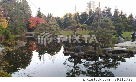 北海道恩庭市公園池塘和秋葉 北海道恩庭市公園池塘和秋葉 89112785