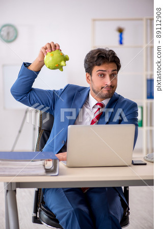 Young male employee in planning retirement concept 89112908
