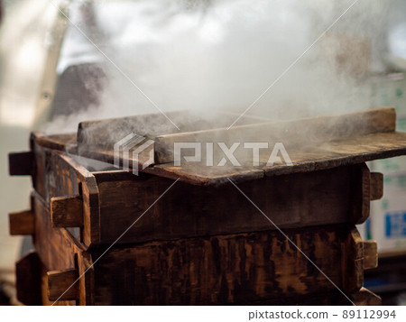 Bamboo steamer that raises steam Bamboo steamer that raises steam 89112994