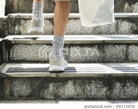 一位老婦人用紙袋爬樓梯的腳 89113058