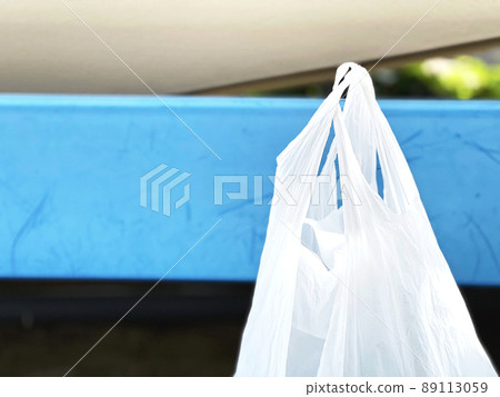 放在藍色長凳上的購物袋 89113059