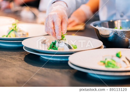 Cooking presentation scene 89113120