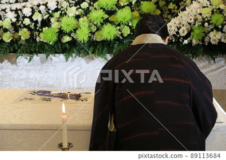 A friend who meets the deceased A friend who meets the deceased 89113684