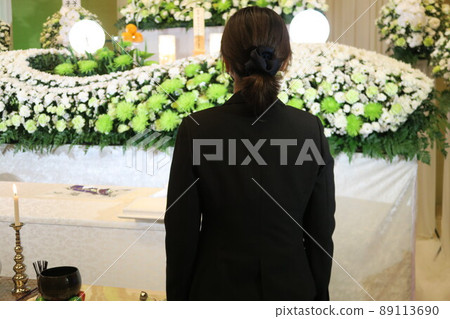 Ceremony lady to make a final confirmation 89113690