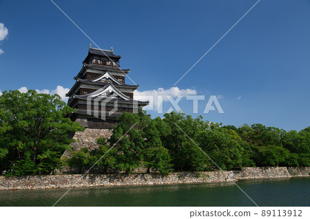 Hiroshima Castle on a clear day, from the west (Hiroshima City, Hiroshima Prefecture) Hiroshima Castle on a clear day, from the west (Hiroshima City, Hiroshima Prefecture) 89113912
